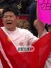 哈哈！场边女生举标语支持小杨：杨瀚森，姐姐又来了！