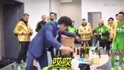 李明为了庆祝北京国安2018足协杯取得冠军，豪爽吹两瓶PJ🔥